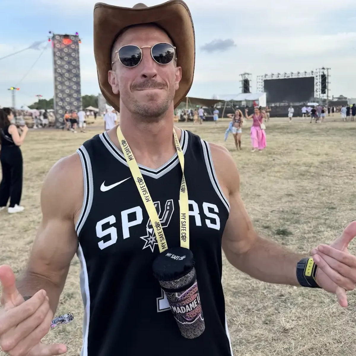 Festivalier portant un collier porte-gobelet My Safe Cup