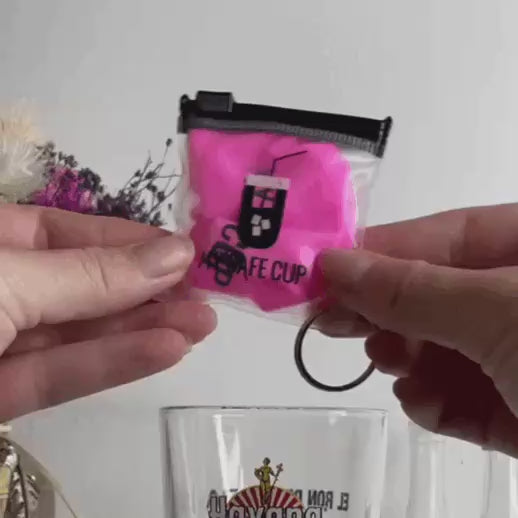 Démonstration : la protection de verre porte-clés My Safe Cup se place sur un verre